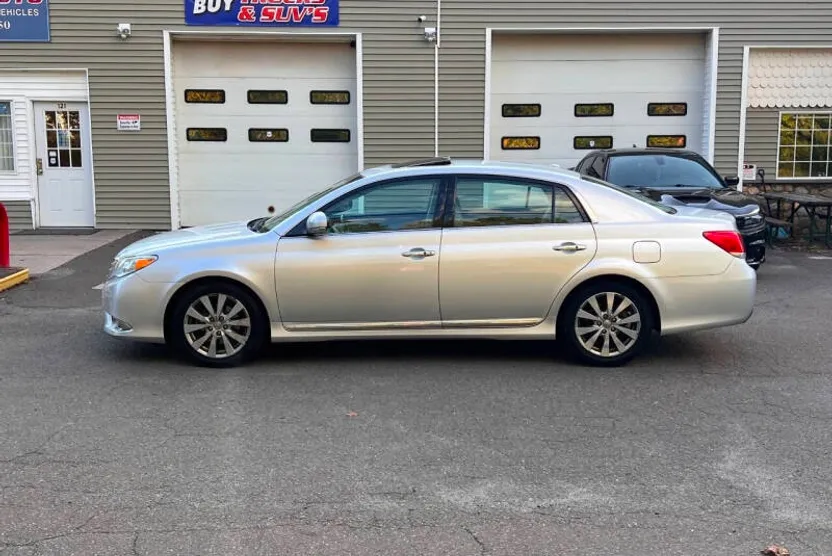 2011 Toyota Avalon Limited photo 1