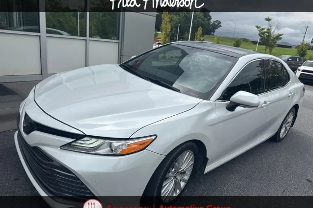 2019 Toyota Camry XLE photo 1