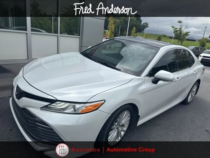 2019 Toyota Camry XLE photo 1