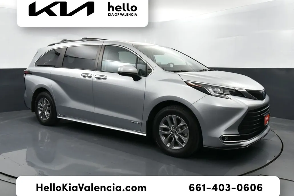 2021 Toyota Sienna XLE photo 1