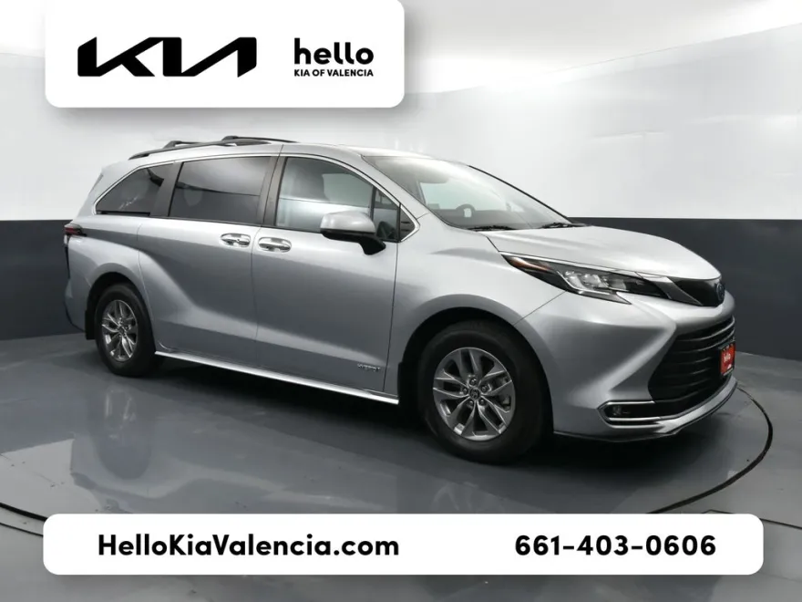 2021 Toyota Sienna XLE photo 1