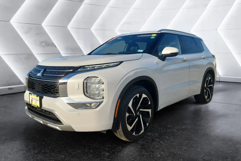 2022 Mitsubishi Outlander SEL photo 1