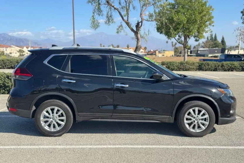 2017 Nissan Rogue SV photo 1