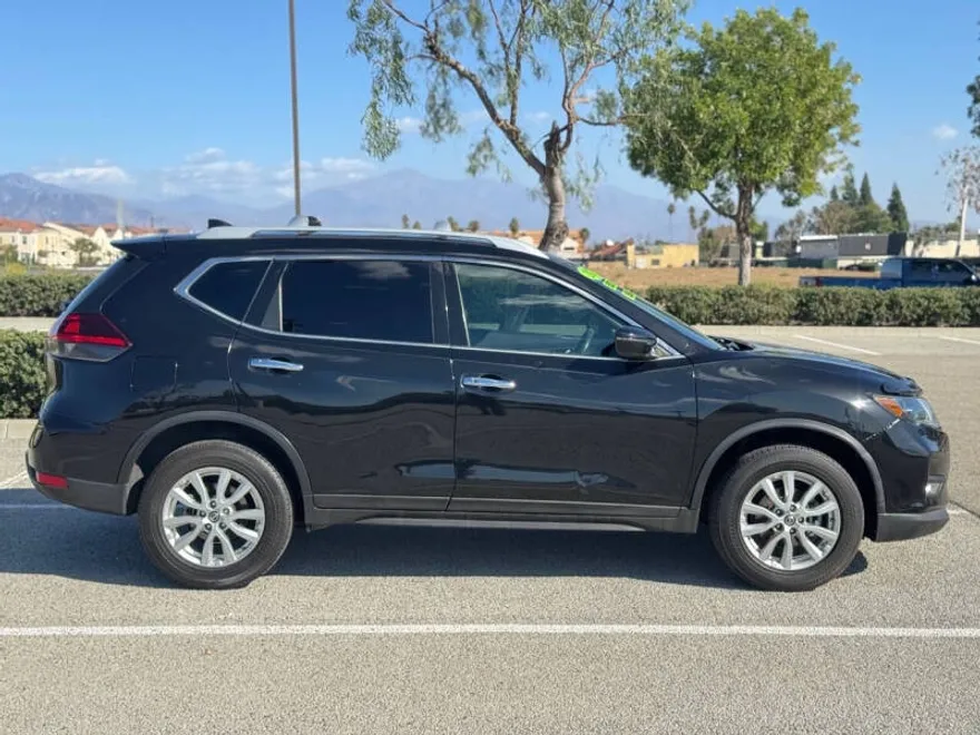 2017 Nissan Rogue SV photo 1