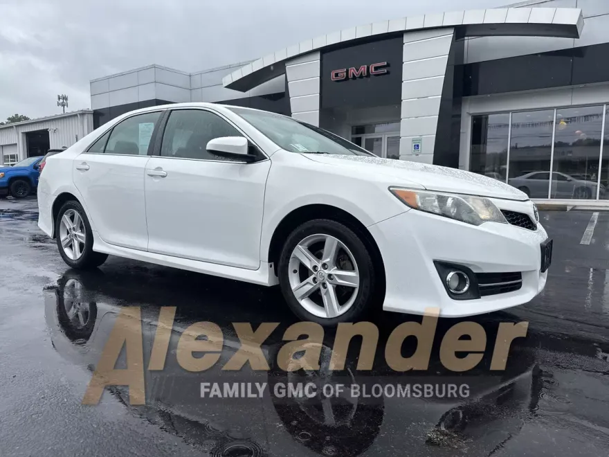 2014 Toyota Camry SE photo 1