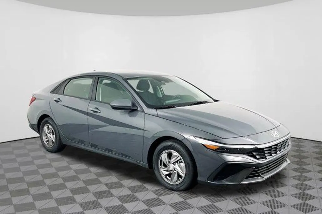 2025 Hyundai Elantra SE photo 1