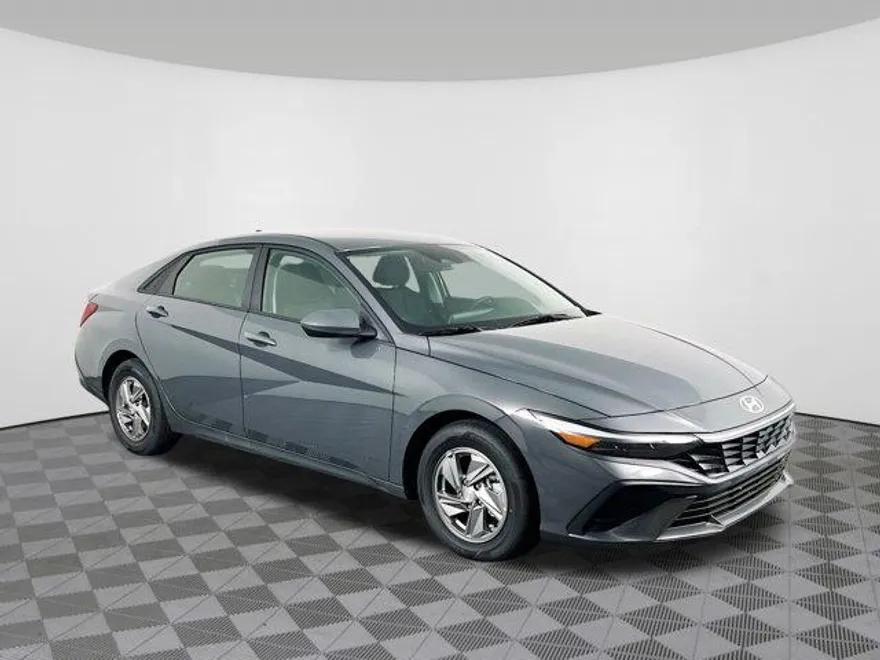 2025 Hyundai Elantra SE photo 1