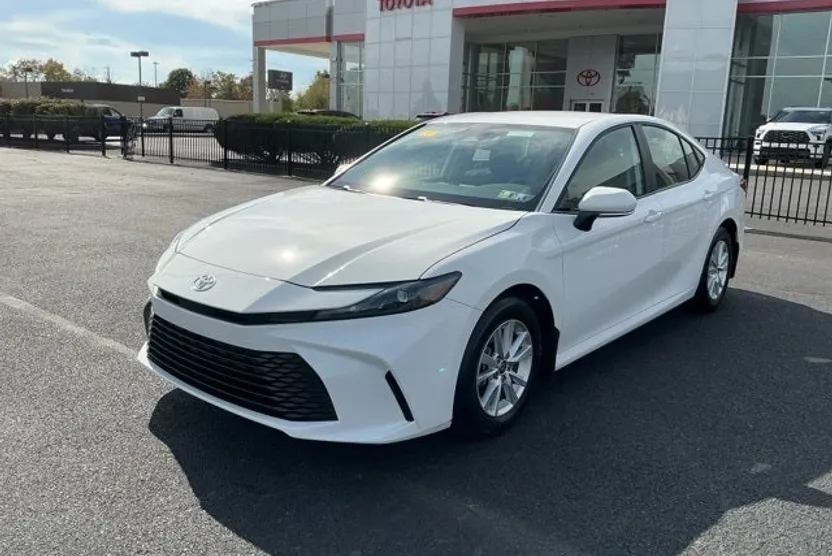 2025 Toyota Camry SE photo 1