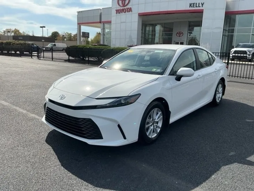 2025 Toyota Camry SE photo 1