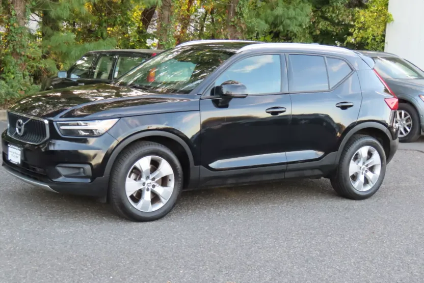 2021 Volvo XC40 T5 Momentum AWD photo 1