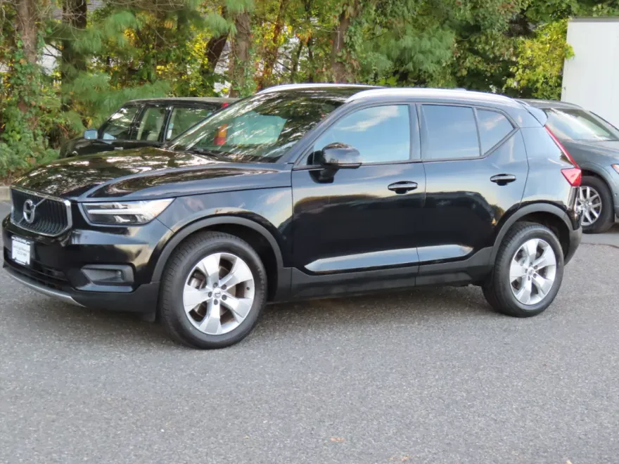 2021 Volvo XC40 T5 Momentum AWD photo 1