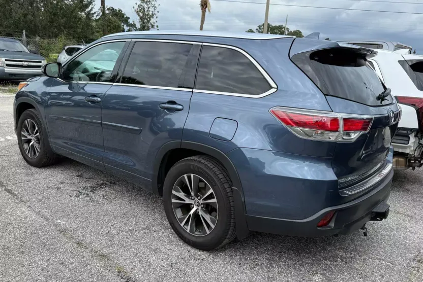 2016 Toyota Highlander XLE photo 1