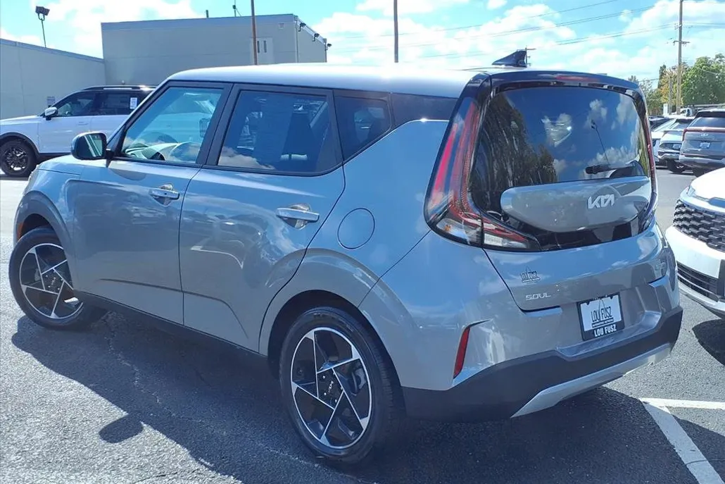 2023 Kia Soul EX photo 1