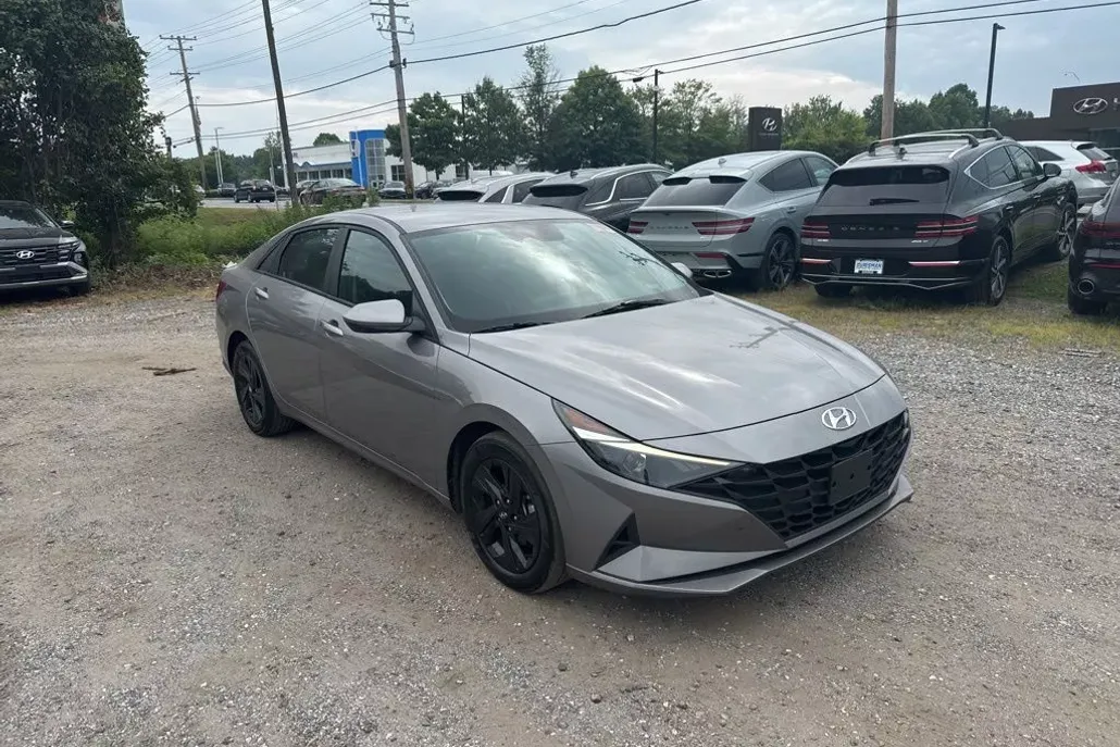2023 Hyundai Elantra SEL photo 1