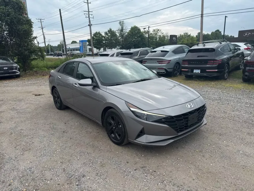 2023 Hyundai Elantra SEL photo 1