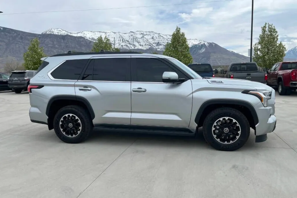 2024 Toyota Sequoia SR5 photo 1