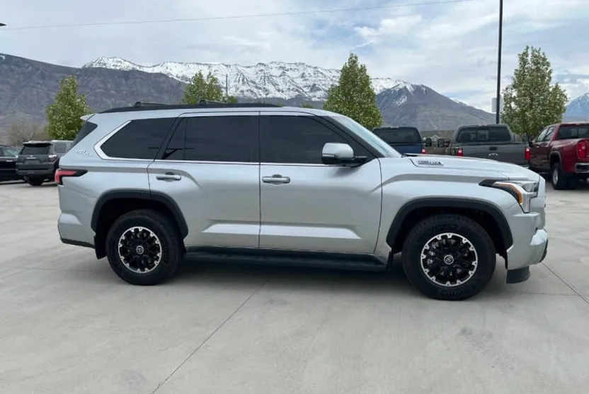 2024 Toyota Sequoia SR5 photo 1