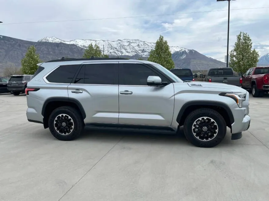 2024 Toyota Sequoia SR5 photo 1