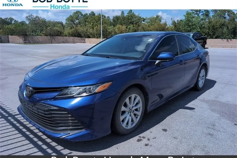 2018 Toyota Camry LE photo 1