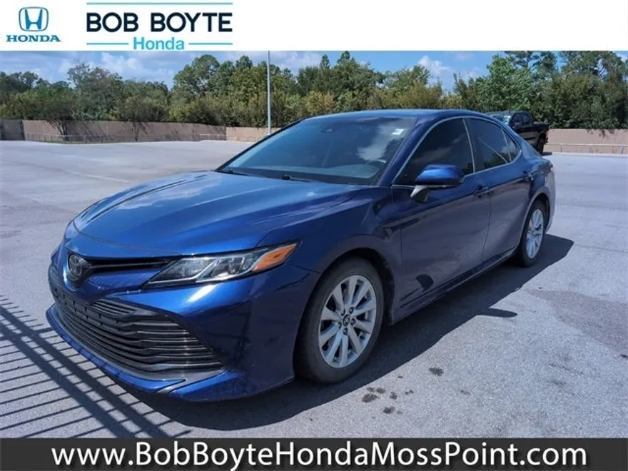 2018 Toyota Camry LE photo 1