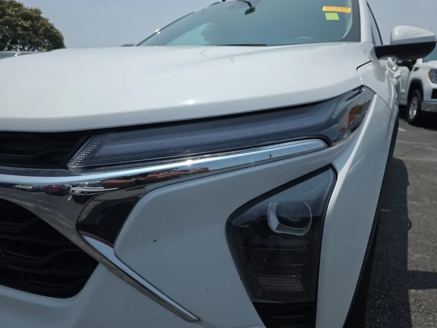2024 Chevrolet Trax LT photo 1