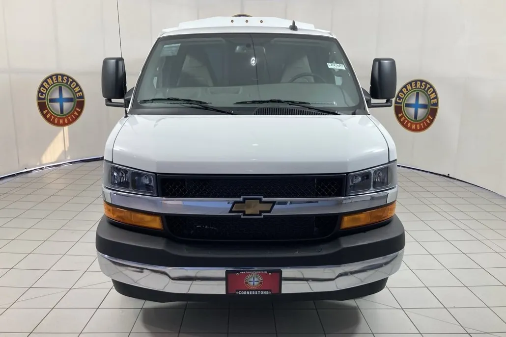 2025 Chevrolet Express Cutaway 3500 photo 1