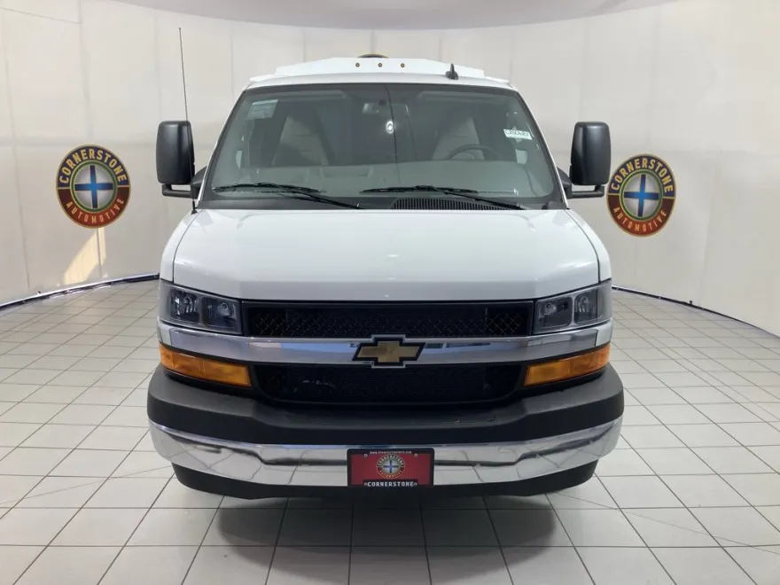 2025 Chevrolet Express Cutaway 3500 photo 1