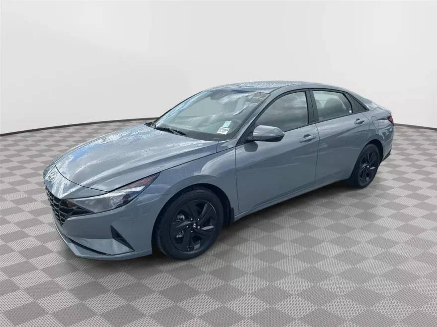 2022 Hyundai Elantra SEL photo 1