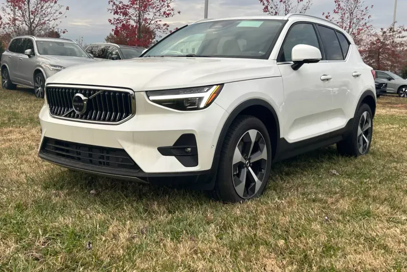 2025 Volvo XC40 Plus photo 1