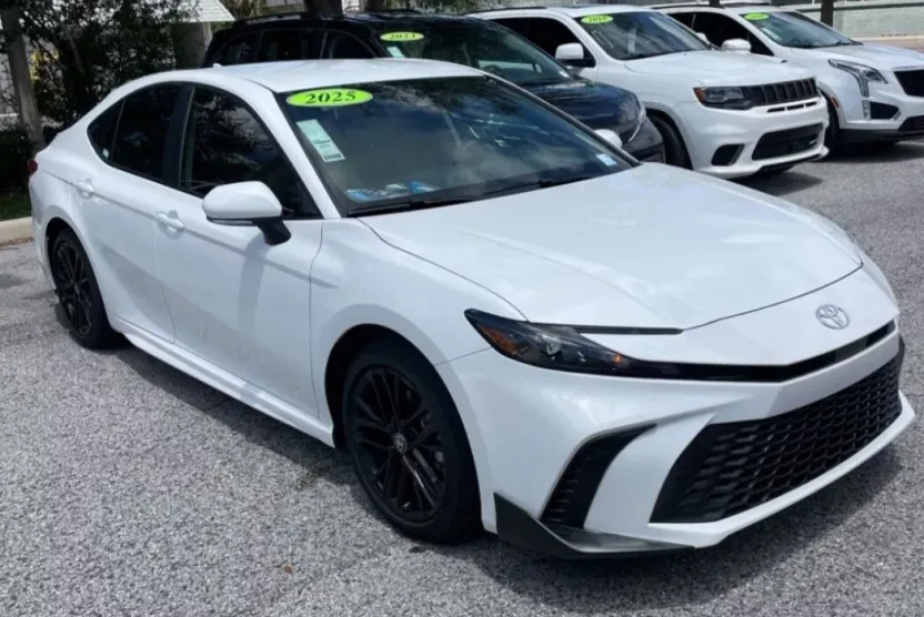 2025 Toyota Camry SE photo 1