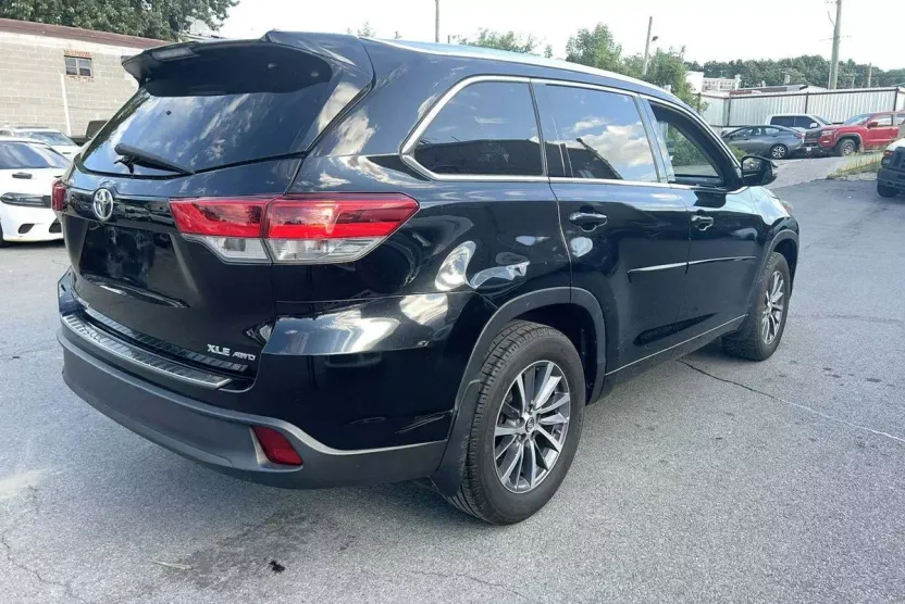 2018 Toyota Highlander SE photo 1