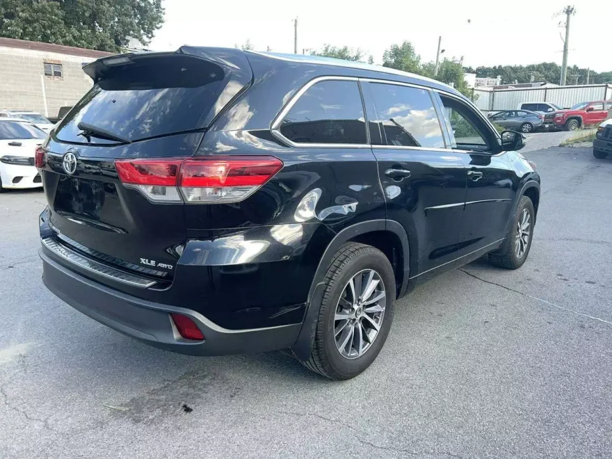 2018 Toyota Highlander SE photo 1