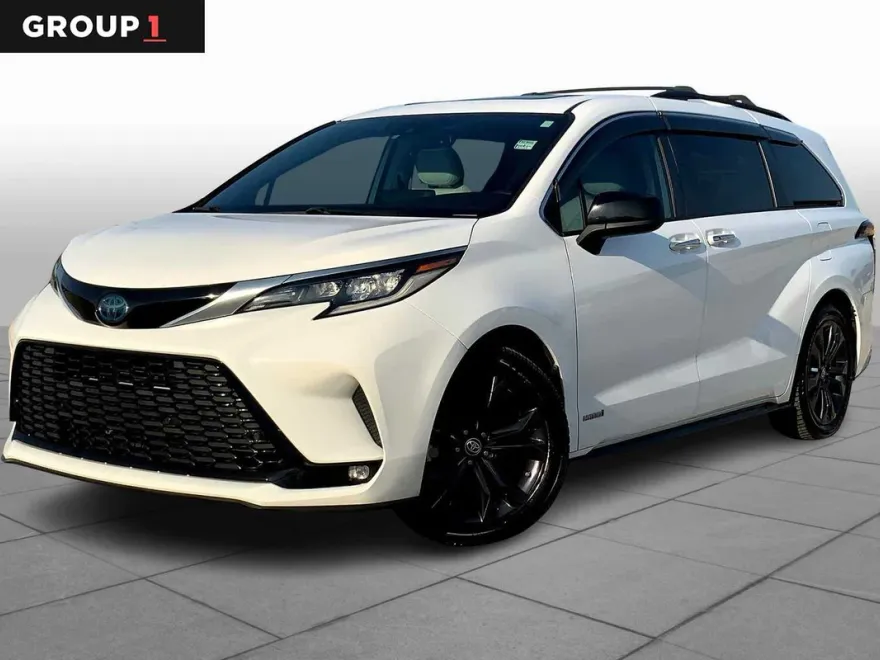 2021 Toyota Sienna XSE photo 1