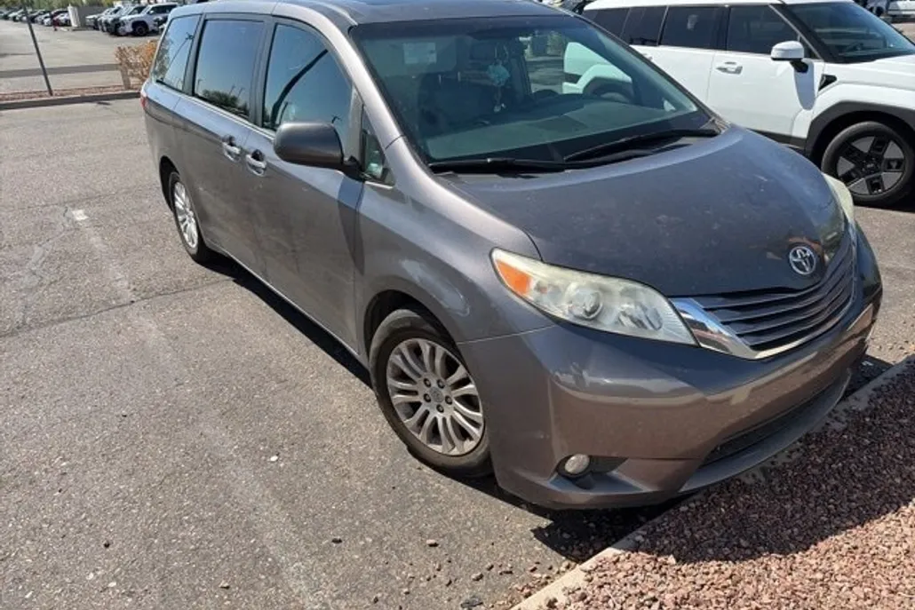 2017 Toyota Sienna Limited XLE Premium photo 1