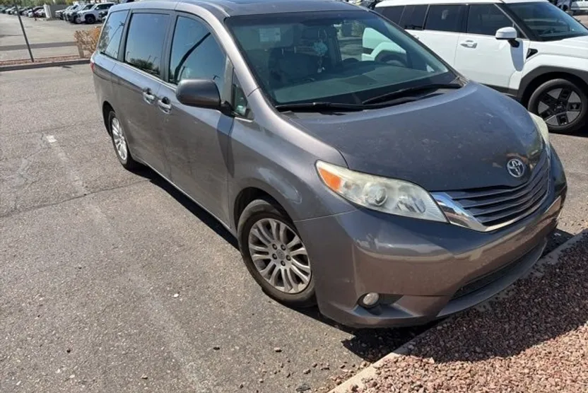 2017 Toyota Sienna Limited XLE Premium photo 1