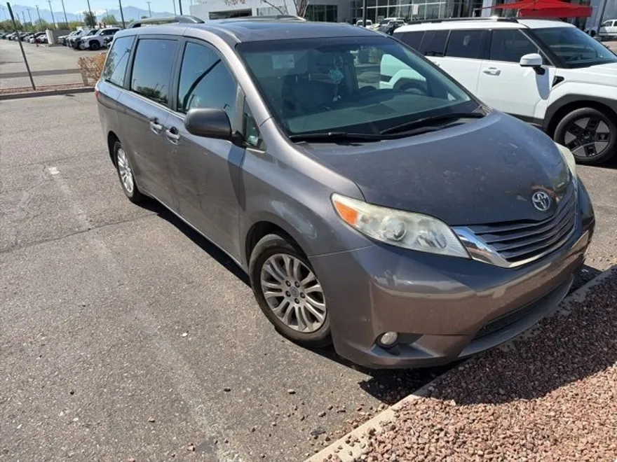2017 Toyota Sienna Limited XLE Premium photo 1