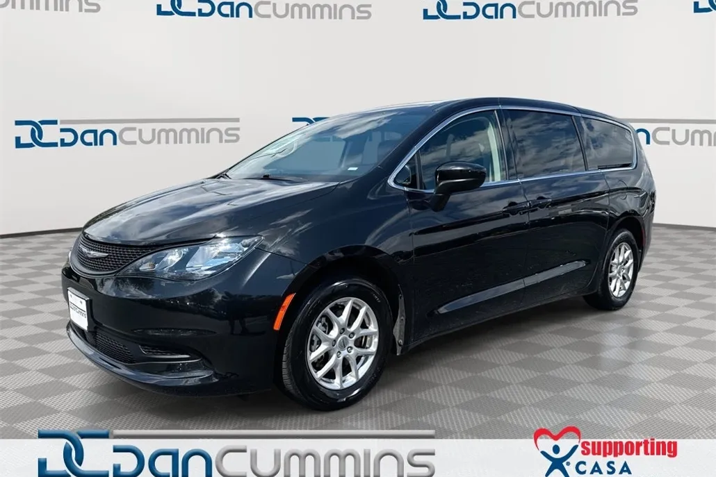 2023 Chrysler Voyager LX photo 1