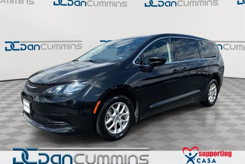 2023 Chrysler Voyager LX photo 1