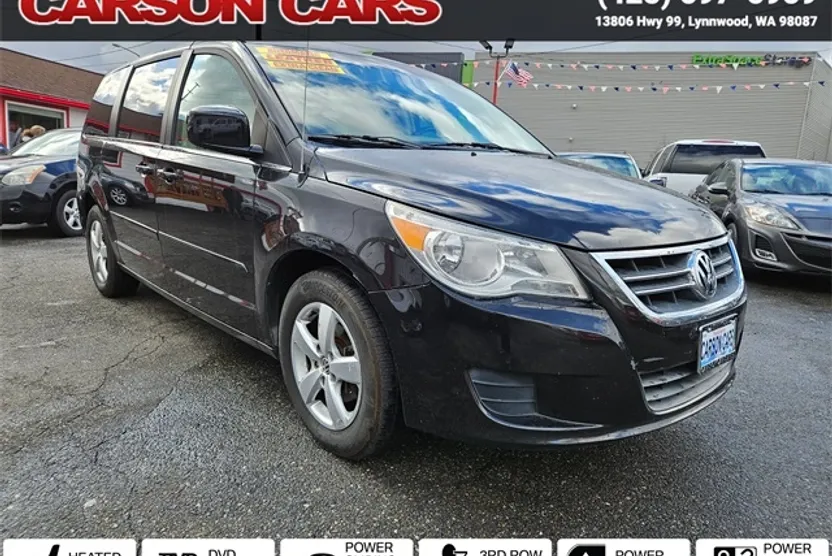 2010 Volkswagen Routan SEL photo 1