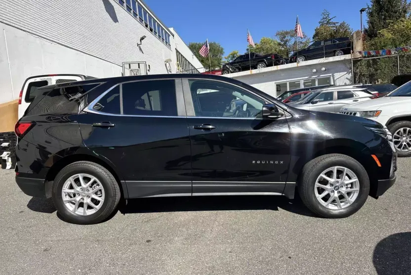 2022 Chevrolet Equinox LT photo 1