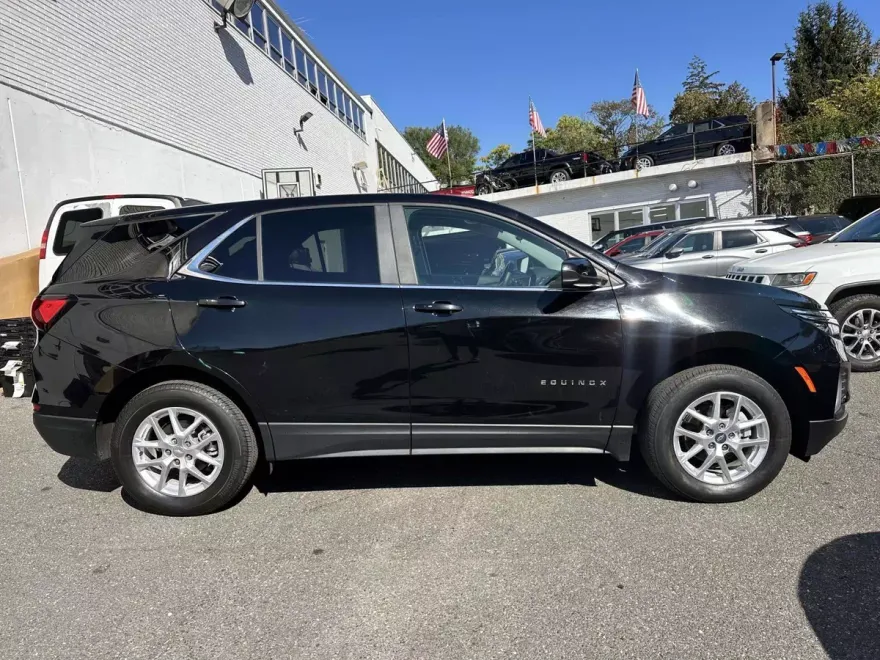 2022 Chevrolet Equinox LT photo 1