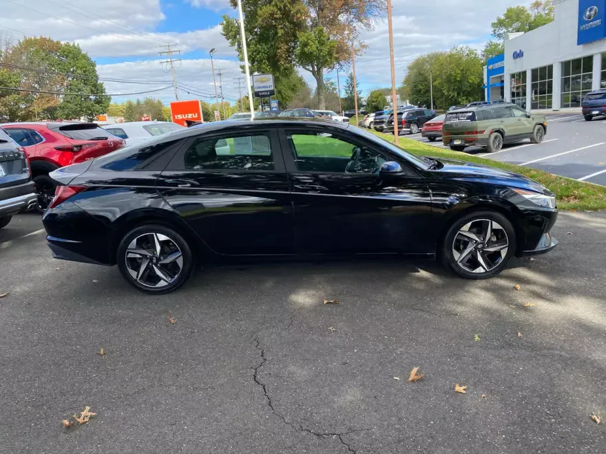 2023 Hyundai Elantra SEL photo 1
