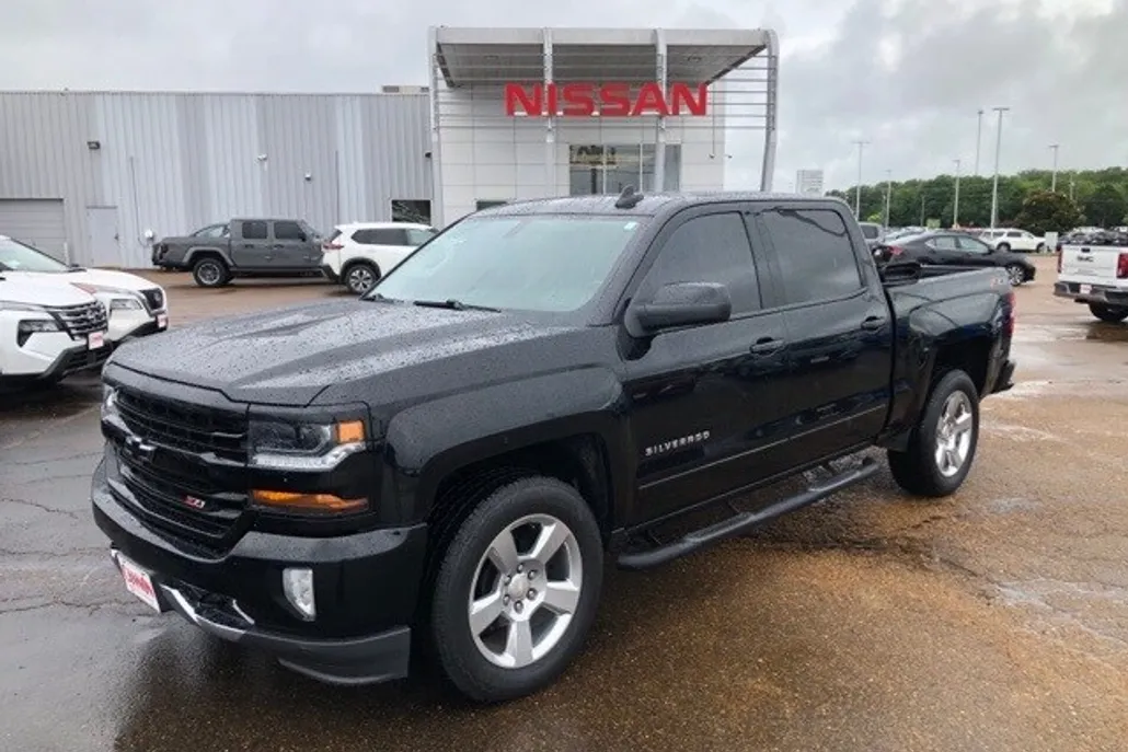 2018 Chevrolet Silverado 1500 LT photo 1