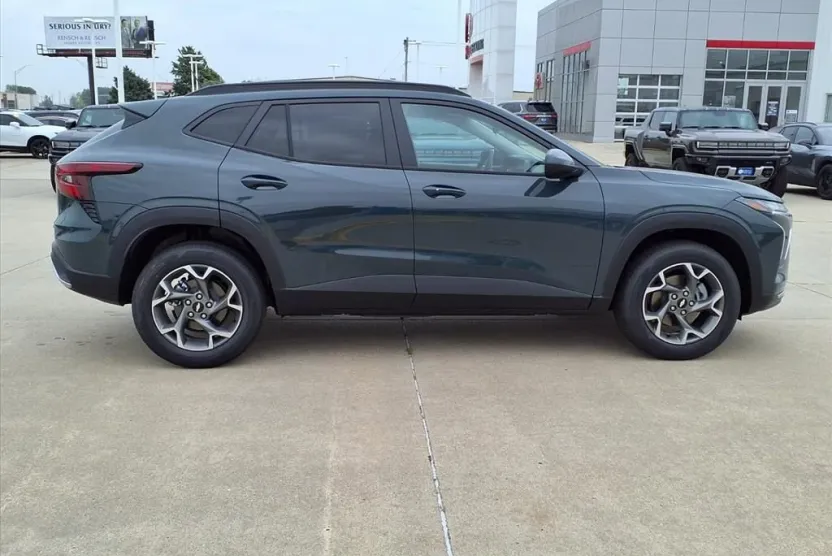 2025 Chevrolet Trax LT photo 1