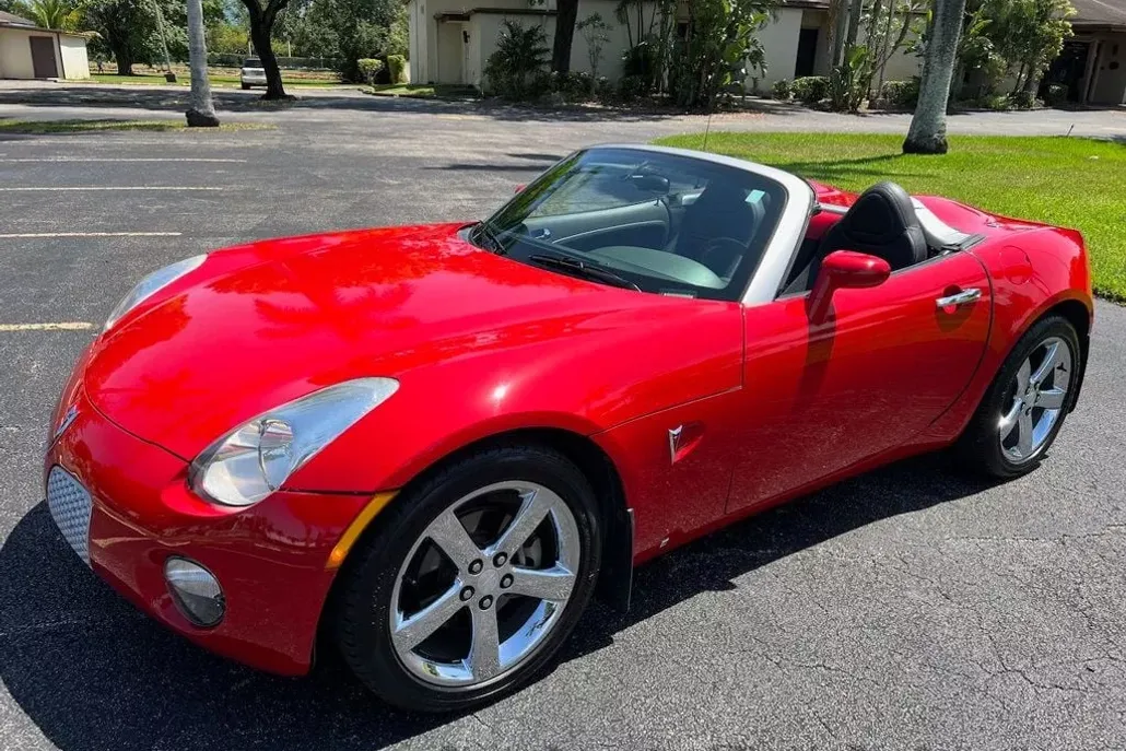 2006 Pontiac Solstice Convertible photo 1