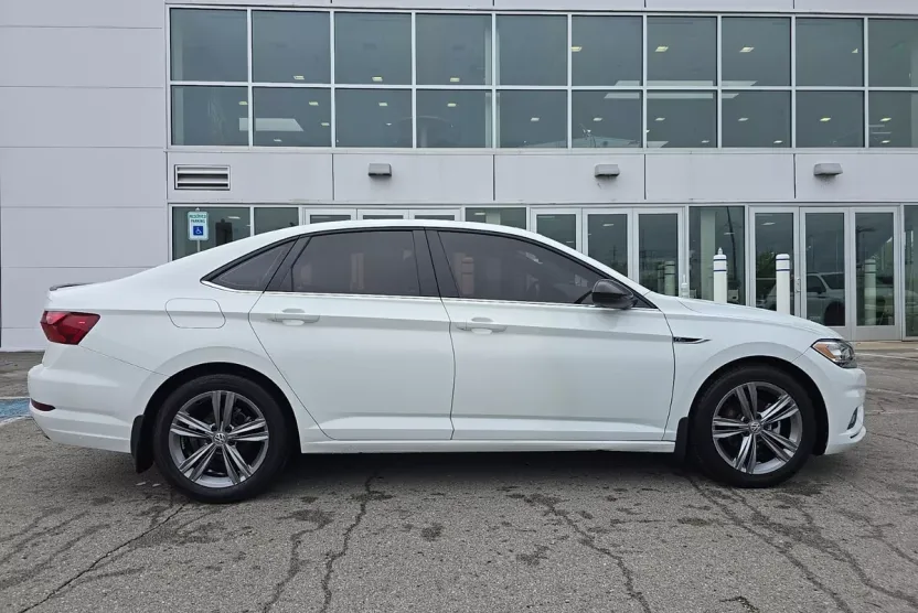 2021 Volkswagen Jetta SE R-Line photo 1