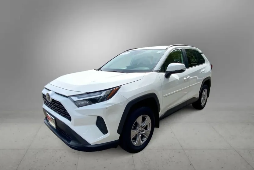 2022 Toyota RAV4 XLE photo 1