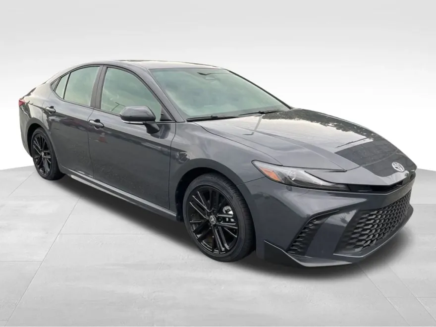 2025 Toyota Camry SE Hybrid photo 1