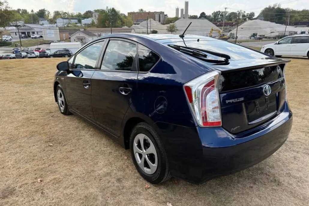 2013 Toyota Prius One photo 1