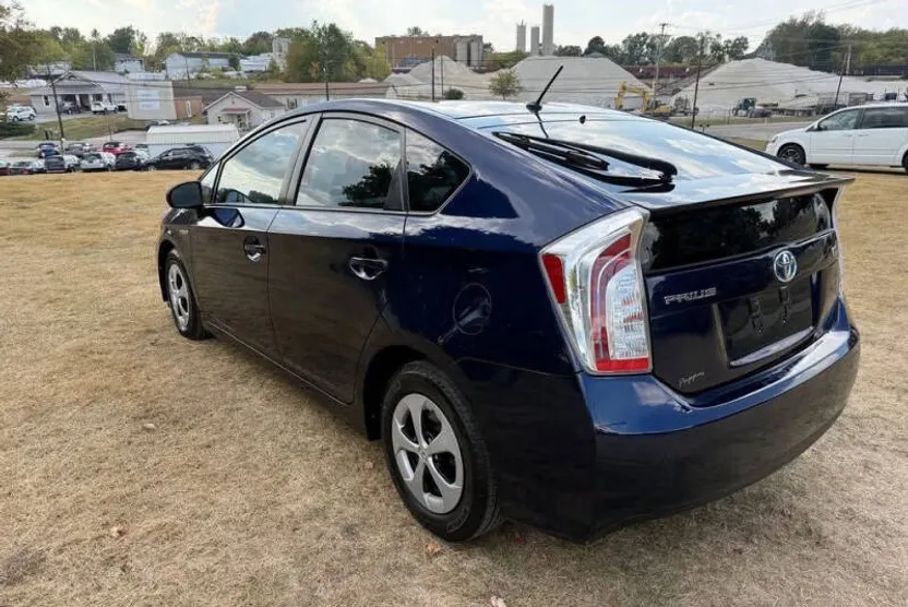2013 Toyota Prius One photo 1